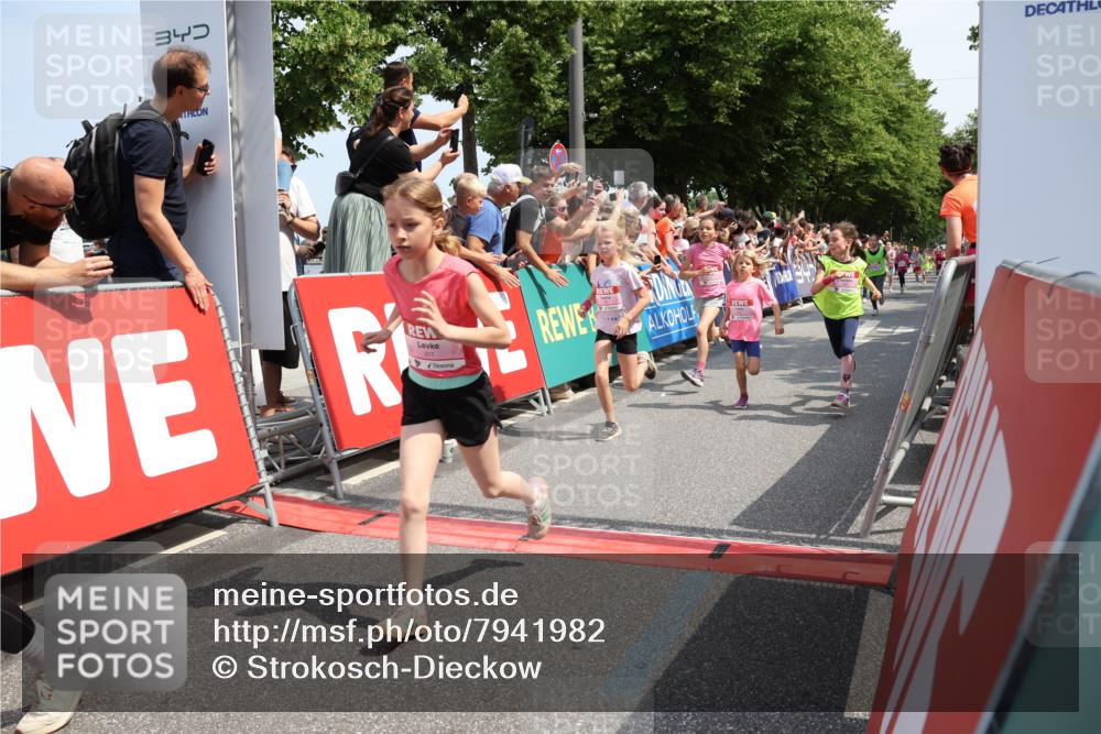 15.06.2025 - REWE Women's Run Strokosch-Dieckow http://msf.ph/oto/7941982 15.06.2025 11:34:31 Ziel 110, 146, 150, 154, 157, 163, 178, 180, 185, 188, 192, 217, 234, 237, 283, 306, 314 meine-sportfotos.de