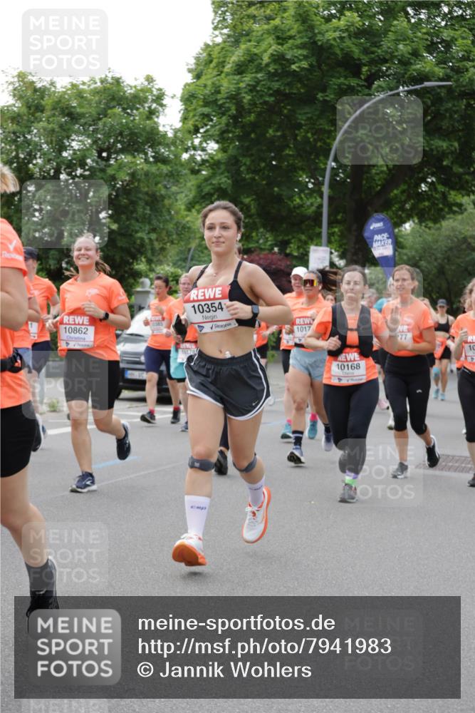 15.06.2025 - REWE Women's Run Jannik Wohlers http://msf.ph/oto/7941983 15.06.2025 08:28:27 Laufen 10862, 0383, 10354, 11178, 1017, 10168, 77, 10 meine-sportfotos.de