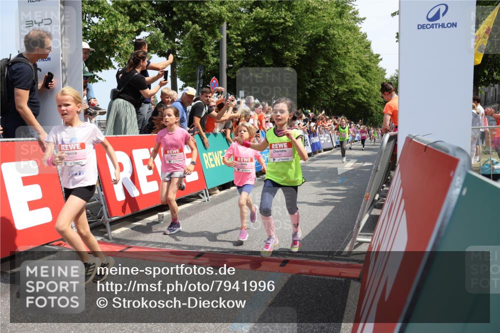 15.06.2025 - REWE Women's Run Strokosch-Dieckow http://msf.ph/oto/7941996 15.06.2025 11:34:31 Ziel 110, 146, 150, 154, 157, 163, 178, 180, 185, 188, 192, 217, 234, 237, 283, 306, 314 meine-sportfotos.de