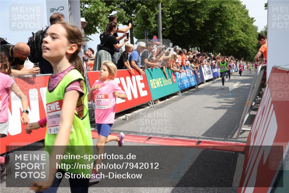 15.06.2025 - REWE Women's Run Strokosch-Dieckow http://msf.ph/oto/7942012 15.06.2025 11:34:32 Ziel 110, 146, 150, 154, 157, 163, 167, 178, 180, 185, 188, 192, 217, 234, 237, 283, 306, 314 meine-sportfotos.de