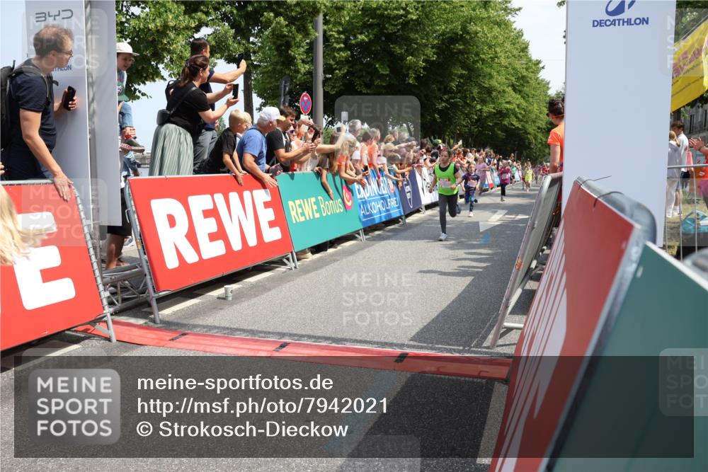 15.06.2025 - REWE Women's Run Strokosch-Dieckow http://msf.ph/oto/7942021 15.06.2025 11:34:32 Ziel 110, 146, 150, 154, 157, 163, 167, 178, 180, 185, 188, 192, 217, 234, 237, 283, 306, 314 meine-sportfotos.de