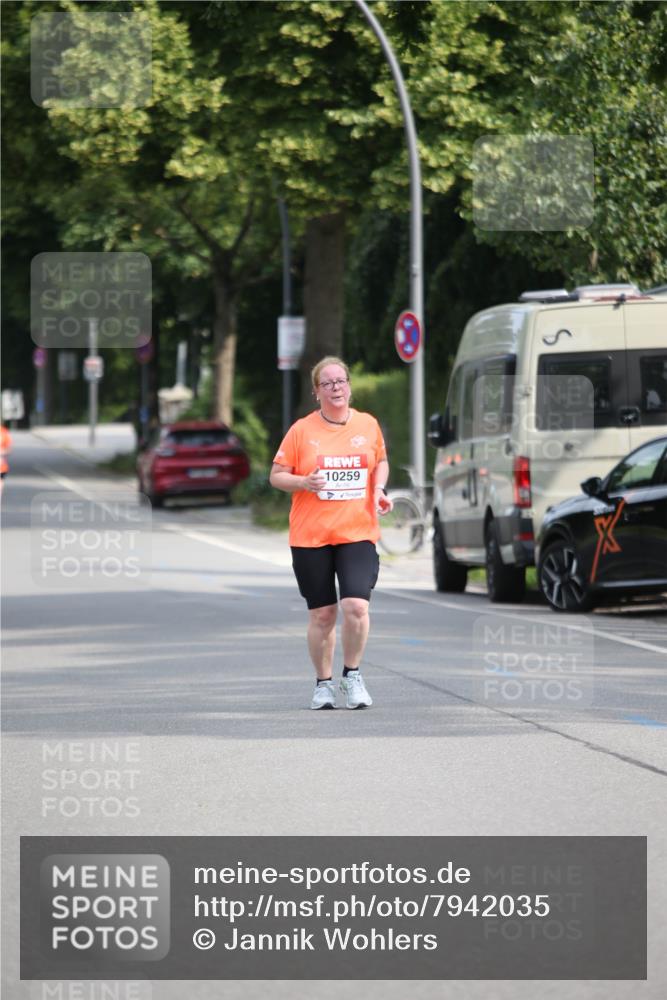 15.06.2025 - REWE Women's Run Jannik Wohlers http://msf.ph/oto/7942035 15.06.2025 09:59:50 Laufen 10259 meine-sportfotos.de