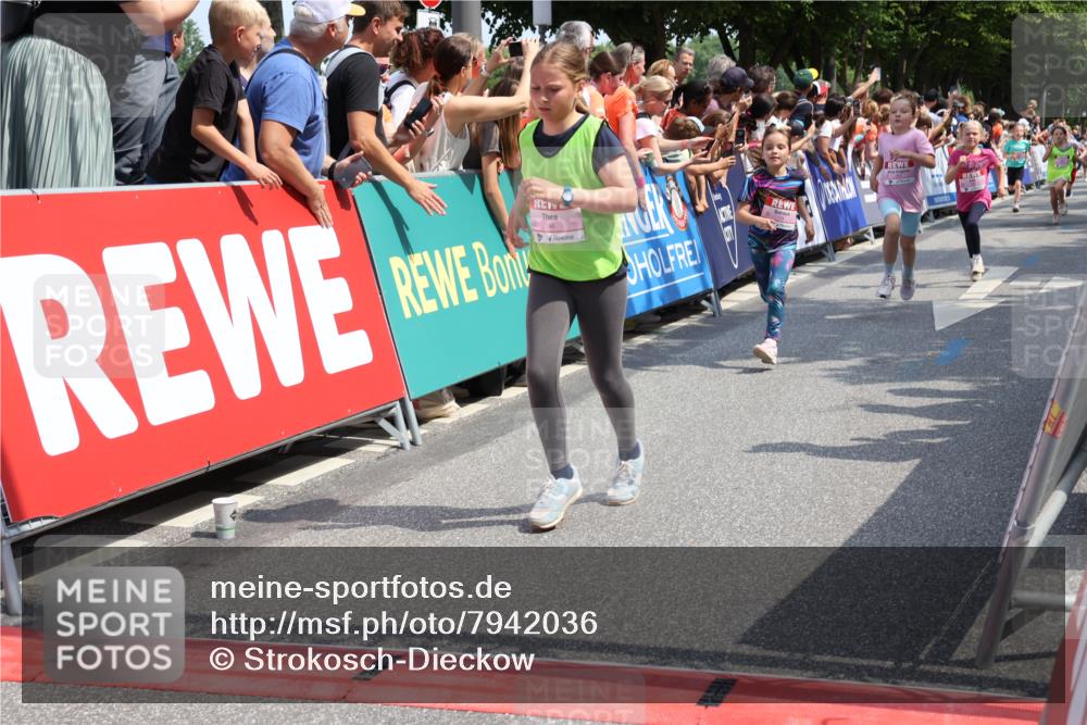 15.06.2025 - REWE Women's Run Strokosch-Dieckow http://msf.ph/oto/7942036 15.06.2025 11:34:34 Ziel 146, 150, 154, 157, 163, 167, 176, 178, 180, 188, 189, 192, 217, 237, 274, 283, 306, 314 meine-sportfotos.de