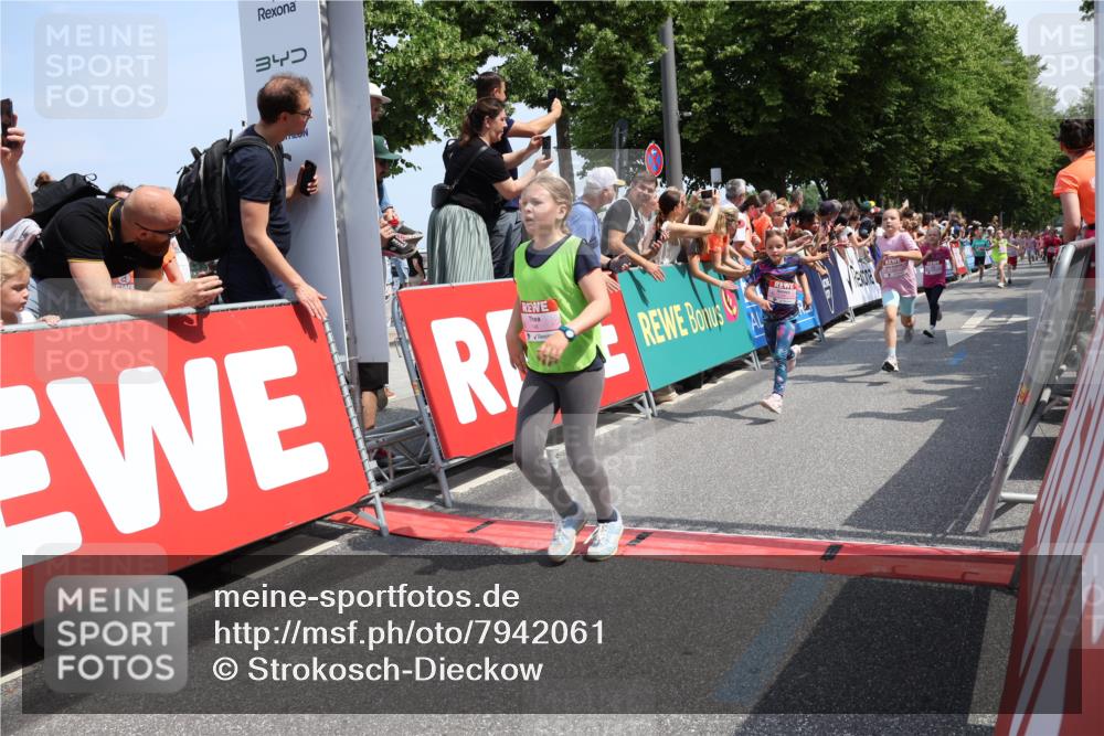 15.06.2025 - REWE Women's Run Strokosch-Dieckow http://msf.ph/oto/7942061 15.06.2025 11:34:34 Ziel 146, 150, 154, 157, 163, 167, 176, 178, 180, 188, 189, 192, 217, 237, 274, 283, 306, 314 meine-sportfotos.de