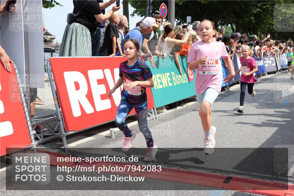 15.06.2025 - REWE Women's Run Strokosch-Dieckow http://msf.ph/oto/7942083 15.06.2025 11:34:35 Ziel 146, 150, 157, 163, 167, 176, 178, 180, 188, 189, 192, 217, 237, 274, 314 meine-sportfotos.de