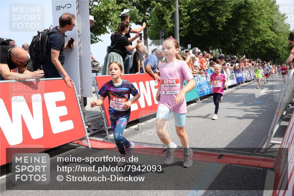 15.06.2025 - REWE Women's Run Strokosch-Dieckow http://msf.ph/oto/7942093 15.06.2025 11:34:36 Ziel 146, 150, 157, 163, 167, 169, 176, 178, 180, 188, 189, 217, 221, 237, 274, 314 meine-sportfotos.de