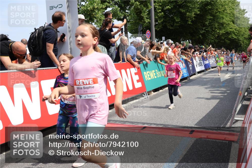 15.06.2025 - REWE Women's Run Strokosch-Dieckow http://msf.ph/oto/7942100 15.06.2025 11:34:36 Ziel 146, 150, 157, 163, 167, 169, 176, 178, 180, 188, 189, 217, 221, 237, 274, 314 meine-sportfotos.de
