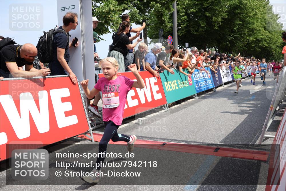 15.06.2025 - REWE Women's Run Strokosch-Dieckow http://msf.ph/oto/7942118 15.06.2025 11:34:37 Ziel 146, 150, 157, 163, 167, 169, 176, 178, 180, 189, 217, 221, 237, 274, 293, 314 meine-sportfotos.de