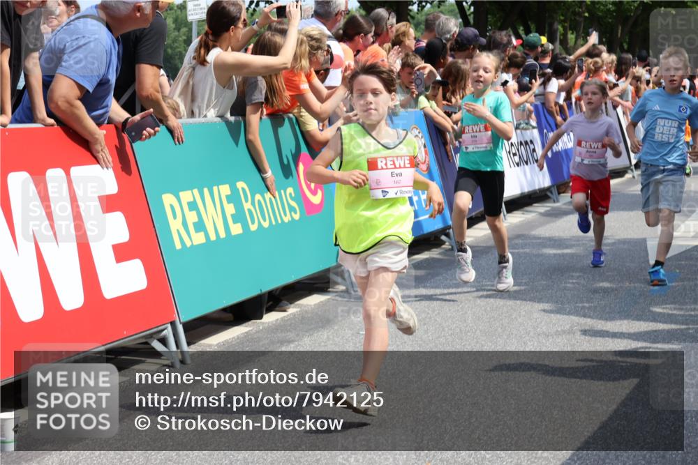 15.06.2025 - REWE Women's Run Strokosch-Dieckow http://msf.ph/oto/7942125 15.06.2025 11:34:38 Ziel 146, 150, 157, 163, 167, 169, 176, 178, 180, 189, 221, 237, 274, 293, 314 meine-sportfotos.de