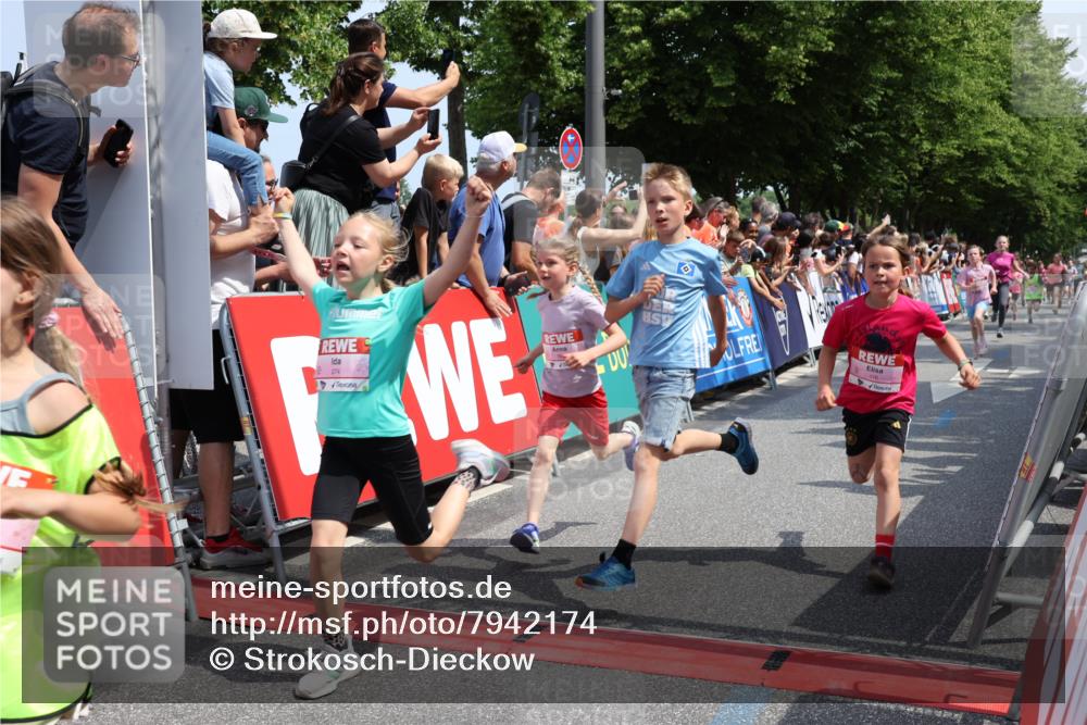 15.06.2025 - REWE Women's Run Strokosch-Dieckow http://msf.ph/oto/7942174 15.06.2025 11:34:39 Ziel 146, 150, 167, 169, 176, 178, 179, 180, 189, 221, 274, 293, 314 meine-sportfotos.de