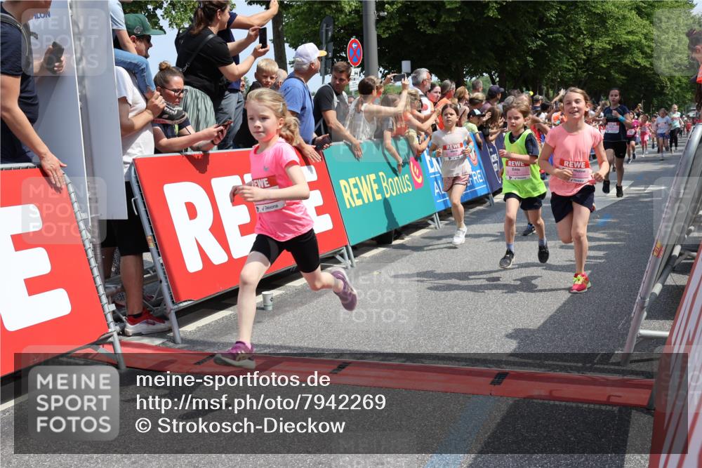15.06.2025 - REWE Women's Run Strokosch-Dieckow http://msf.ph/oto/7942269 15.06.2025 11:34:45 Ziel 106, 143, 153, 167, 169, 172, 173, 176, 179, 189, 221, 256, 274, 287, 293 meine-sportfotos.de