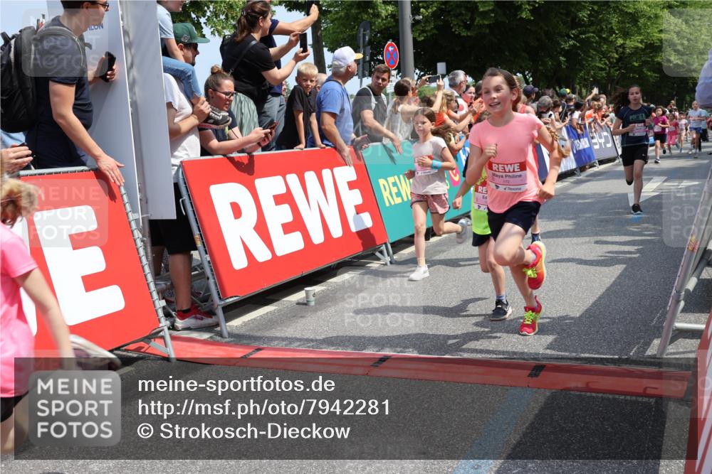 15.06.2025 - REWE Women's Run Strokosch-Dieckow http://msf.ph/oto/7942281 15.06.2025 11:34:46 Ziel 106, 123, 124, 143, 153, 160, 169, 172, 173, 176, 179, 189, 221, 256, 274, 287, 293 meine-sportfotos.de