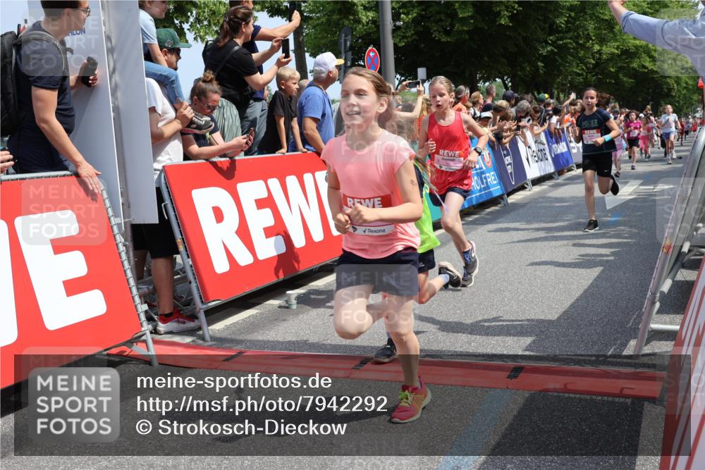 15.06.2025 - REWE Women's Run Strokosch-Dieckow http://msf.ph/oto/7942292 15.06.2025 11:34:46 Ziel 106, 123, 124, 143, 153, 160, 169, 172, 173, 176, 179, 189, 221, 256, 274, 287, 293 meine-sportfotos.de