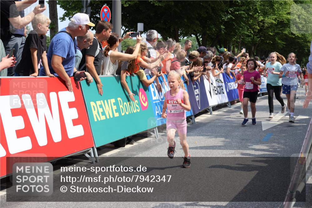 15.06.2025 - REWE Women's Run Strokosch-Dieckow http://msf.ph/oto/7942347 15.06.2025 11:34:49 Ziel 106, 113, 116, 123, 124, 135, 143, 153, 160, 165, 169, 172, 173, 179, 213, 221, 256, 287, 293 meine-sportfotos.de