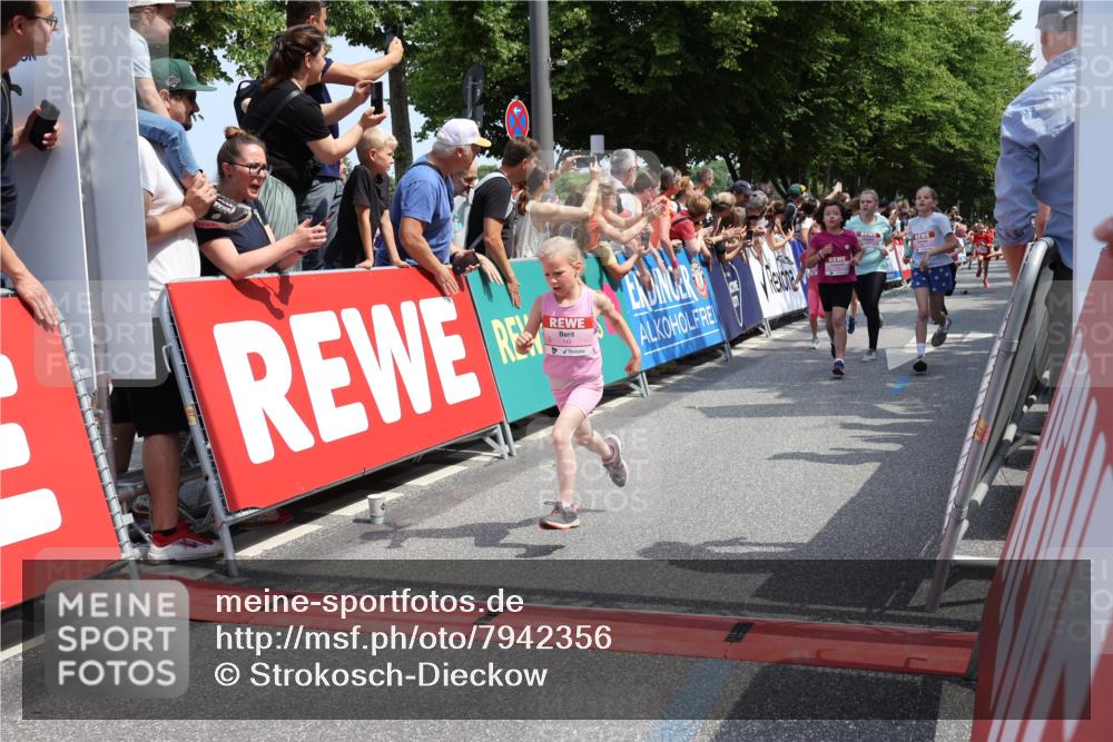 15.06.2025 - REWE Women's Run Strokosch-Dieckow http://msf.ph/oto/7942356 15.06.2025 11:34:49 Ziel 106, 113, 116, 123, 124, 135, 143, 153, 160, 165, 169, 172, 173, 179, 213, 221, 256, 287, 293 meine-sportfotos.de