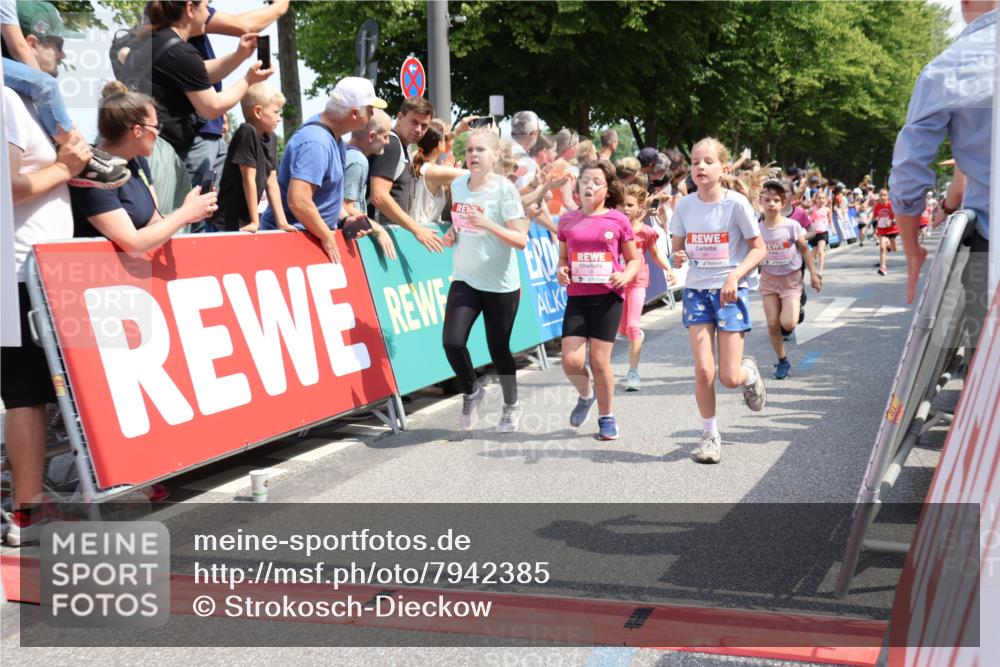 15.06.2025 - REWE Women's Run Strokosch-Dieckow http://msf.ph/oto/7942385 15.06.2025 11:34:51 Ziel 106, 113, 116, 123, 124, 135, 143, 153, 160, 165, 172, 173, 179, 213, 256, 287 meine-sportfotos.de