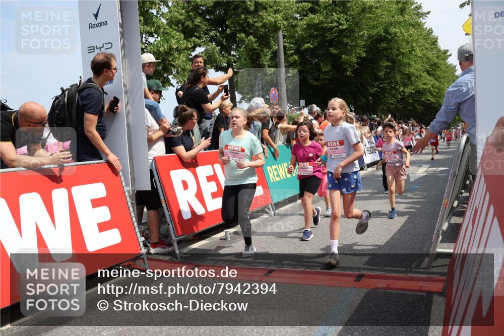 15.06.2025 - REWE Women's Run Strokosch-Dieckow http://msf.ph/oto/7942394 15.06.2025 11:34:51 Ziel 106, 113, 116, 123, 124, 135, 143, 153, 160, 165, 172, 173, 179, 213, 256, 287 meine-sportfotos.de