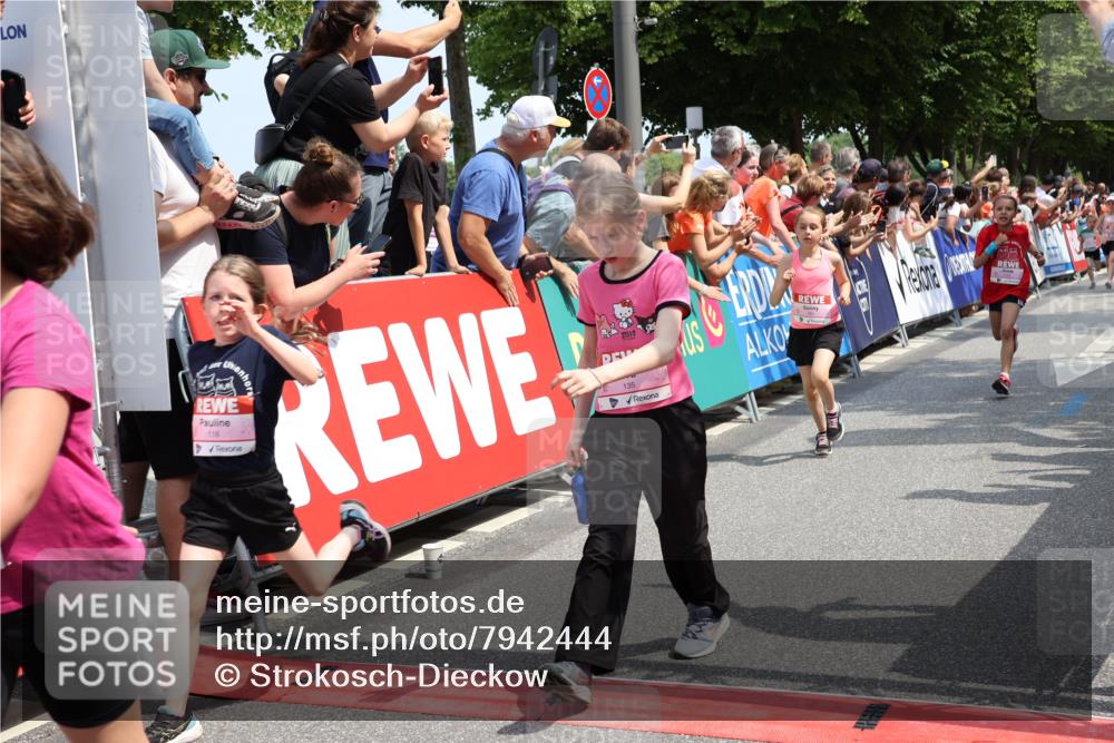 15.06.2025 - REWE Women's Run Strokosch-Dieckow http://msf.ph/oto/7942444 15.06.2025 11:34:54 Ziel 106, 113, 116, 123, 124, 135, 143, 153, 160, 165, 213, 231, 250, 256, 287, 290, 323 meine-sportfotos.de