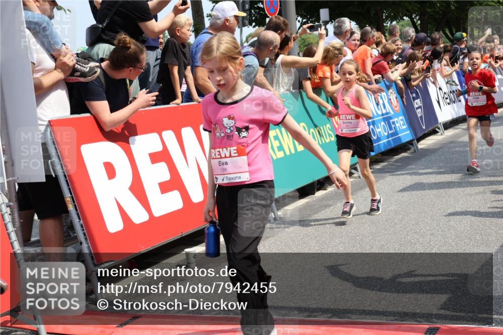 15.06.2025 - REWE Women's Run Strokosch-Dieckow http://msf.ph/oto/7942455 15.06.2025 11:34:54 Ziel 106, 113, 116, 123, 124, 135, 143, 153, 160, 165, 213, 231, 250, 256, 287, 290, 323 meine-sportfotos.de