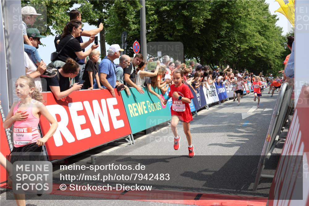 15.06.2025 - REWE Women's Run Strokosch-Dieckow http://msf.ph/oto/7942483 15.06.2025 11:34:55 Ziel 113, 116, 123, 124, 135, 143, 160, 165, 213, 231, 250, 287, 290, 323 meine-sportfotos.de