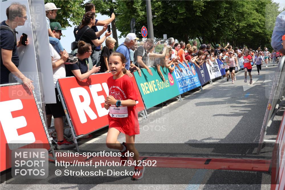 15.06.2025 - REWE Women's Run Strokosch-Dieckow http://msf.ph/oto/7942502 15.06.2025 11:34:56 Ziel 113, 116, 123, 124, 135, 143, 160, 165, 213, 231, 250, 287, 290, 312, 323 meine-sportfotos.de