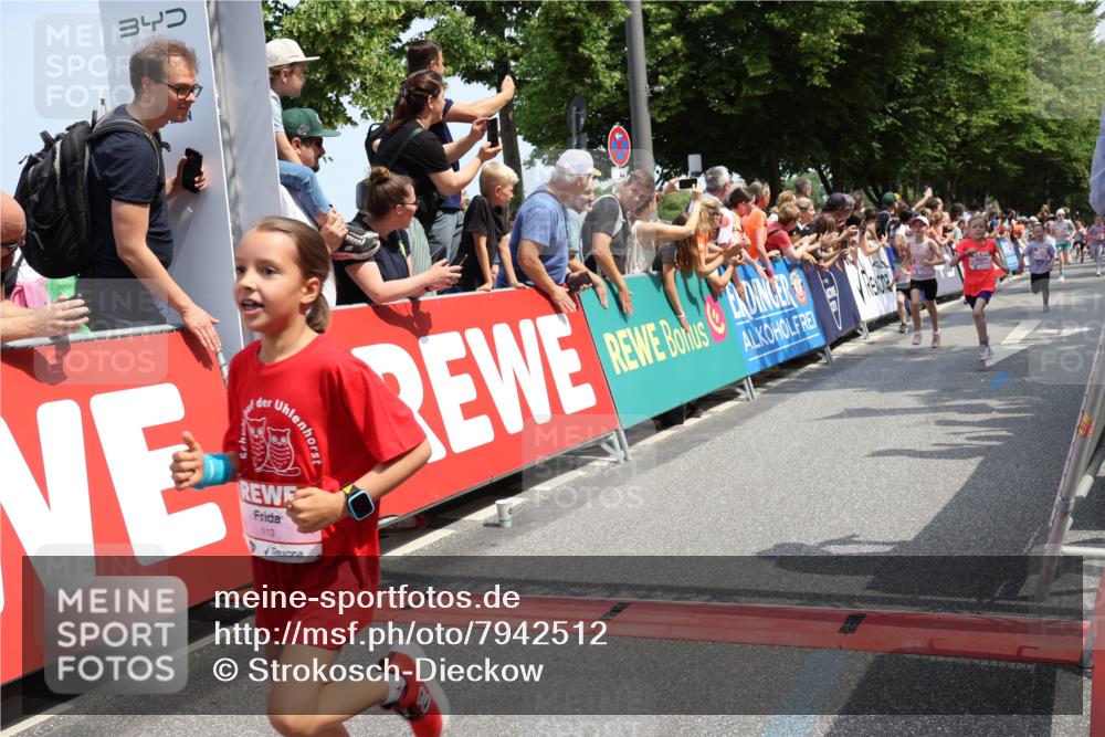 15.06.2025 - REWE Women's Run Strokosch-Dieckow http://msf.ph/oto/7942512 15.06.2025 11:34:56 Ziel 113, 116, 123, 124, 135, 143, 160, 165, 213, 231, 250, 287, 290, 312, 323 meine-sportfotos.de
