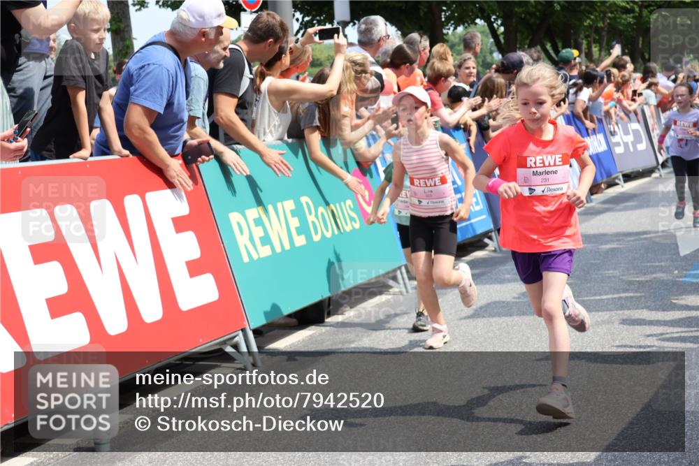 15.06.2025 - REWE Women's Run Strokosch-Dieckow http://msf.ph/oto/7942520 15.06.2025 11:34:58 Ziel 113, 116, 123, 124, 135, 160, 162, 165, 213, 216, 231, 233, 250, 287, 290, 312, 316, 323 meine-sportfotos.de