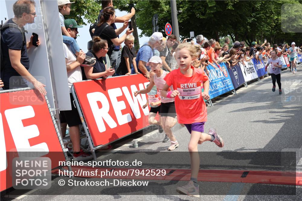15.06.2025 - REWE Women's Run Strokosch-Dieckow http://msf.ph/oto/7942529 15.06.2025 11:34:58 Ziel 113, 116, 123, 124, 135, 160, 162, 165, 213, 216, 231, 233, 250, 287, 290, 312, 316, 323 meine-sportfotos.de