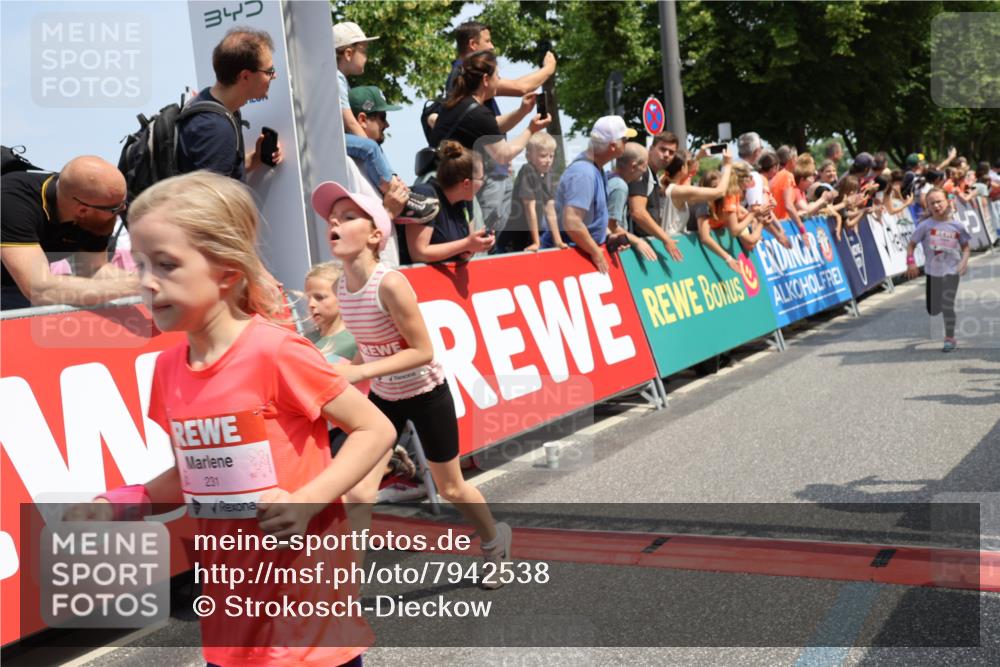 15.06.2025 - REWE Women's Run Strokosch-Dieckow http://msf.ph/oto/7942538 15.06.2025 11:34:59 Ziel 113, 116, 123, 124, 135, 160, 162, 165, 213, 216, 231, 233, 250, 290, 312, 316, 323 meine-sportfotos.de