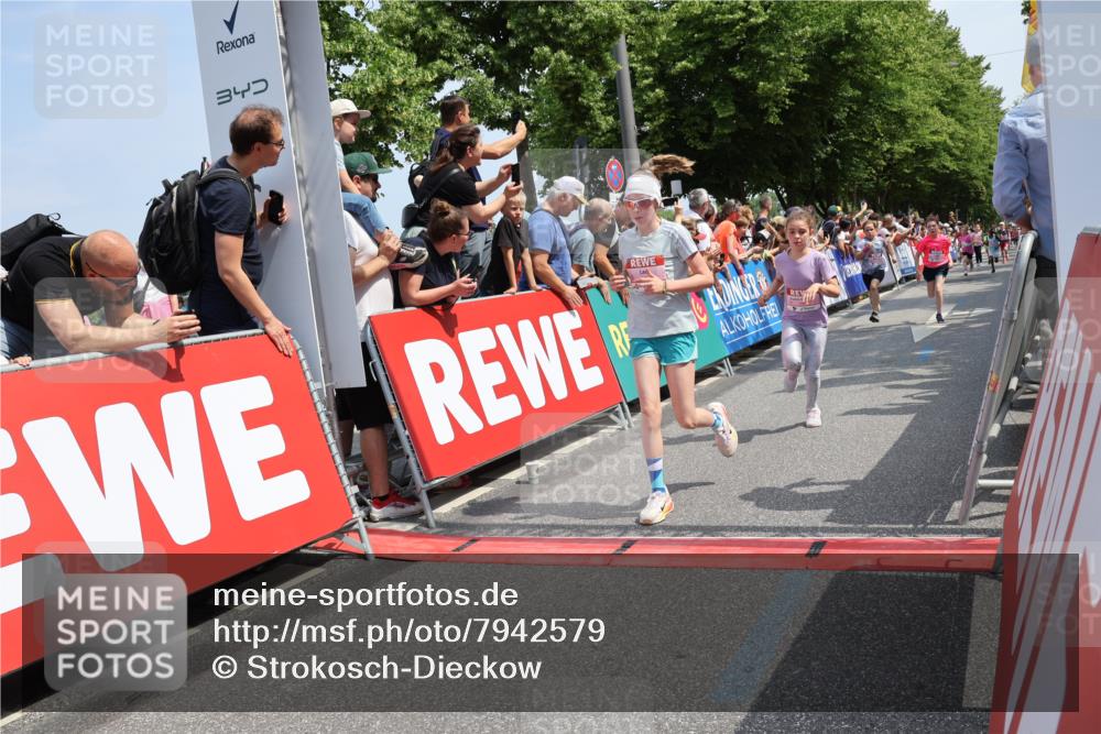 15.06.2025 - REWE Women's Run Strokosch-Dieckow http://msf.ph/oto/7942579 15.06.2025 11:35:02 Ziel 113, 162, 165, 207, 216, 231, 233, 250, 263, 290, 312, 316, 323 meine-sportfotos.de