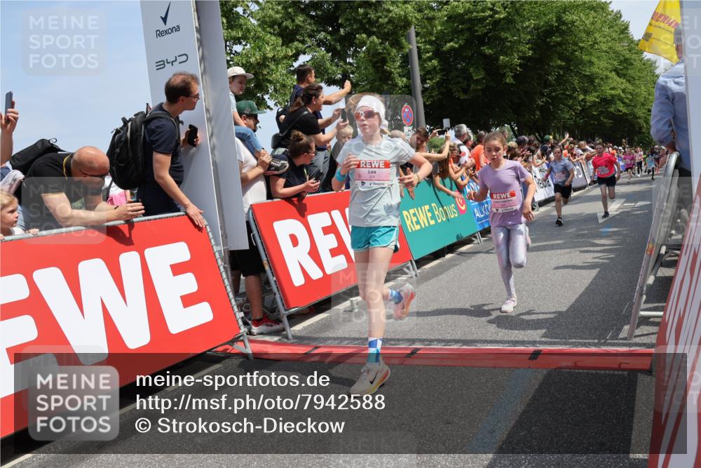 15.06.2025 - REWE Women's Run Strokosch-Dieckow http://msf.ph/oto/7942588 15.06.2025 11:35:02 Ziel 113, 162, 165, 207, 216, 231, 233, 250, 263, 290, 312, 316, 323 meine-sportfotos.de