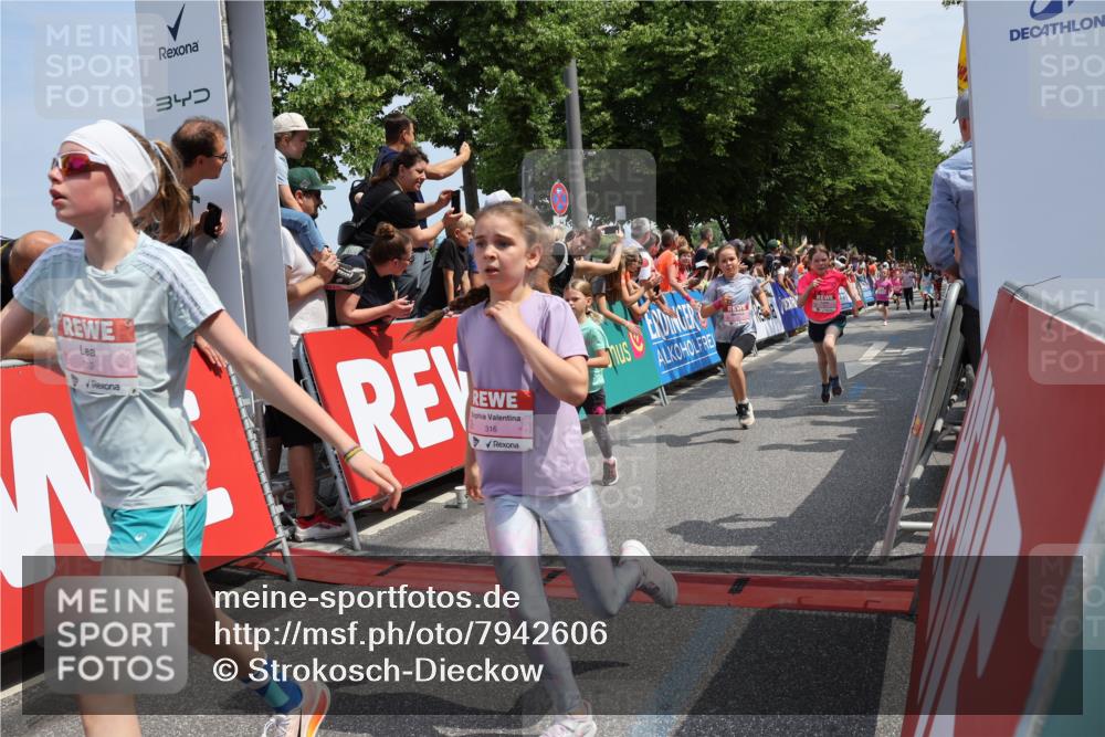 15.06.2025 - REWE Women's Run Strokosch-Dieckow http://msf.ph/oto/7942606 15.06.2025 11:35:03 Ziel 162, 207, 216, 231, 233, 250, 263, 290, 312, 316, 323 meine-sportfotos.de