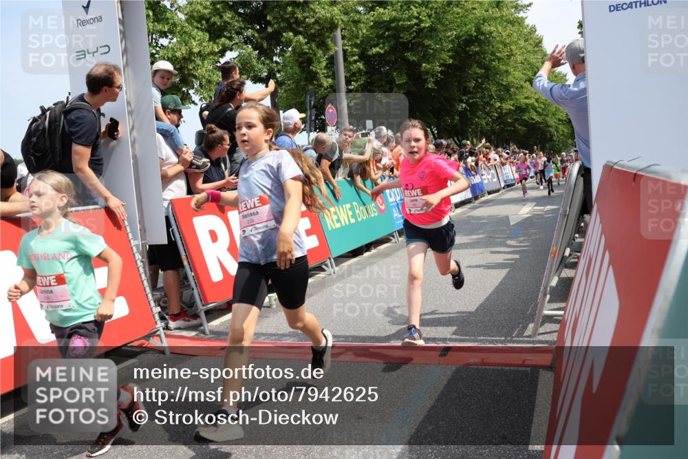15.06.2025 - REWE Women's Run Strokosch-Dieckow http://msf.ph/oto/7942625 15.06.2025 11:35:04 Ziel 156, 162, 207, 216, 231, 233, 250, 263, 290, 312, 316, 323 meine-sportfotos.de