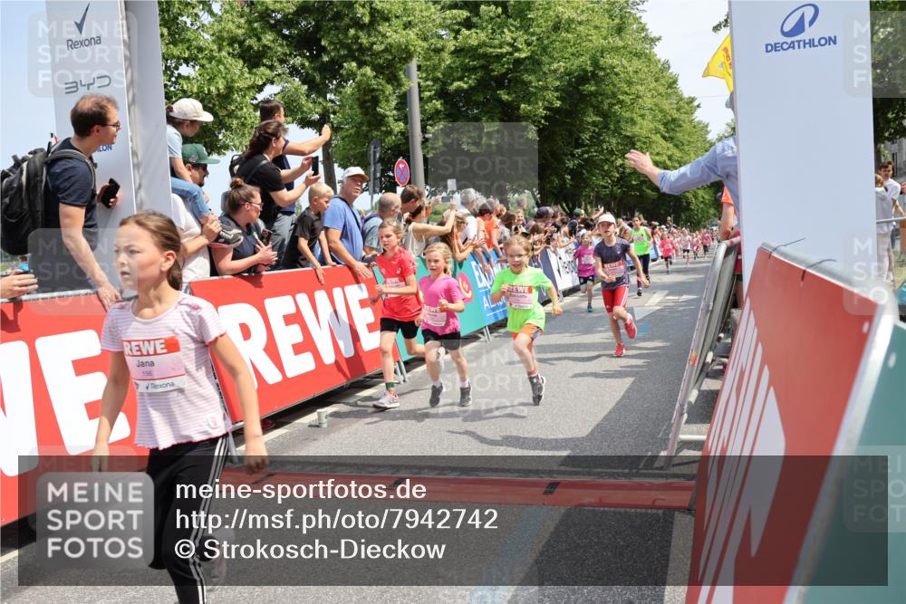 15.06.2025 - REWE Women's Run Strokosch-Dieckow http://msf.ph/oto/7942742 15.06.2025 11:35:10 Ziel 112, 115, 156, 161, 162, 174, 201, 207, 214, 216, 233, 263, 273, 285, 316 meine-sportfotos.de