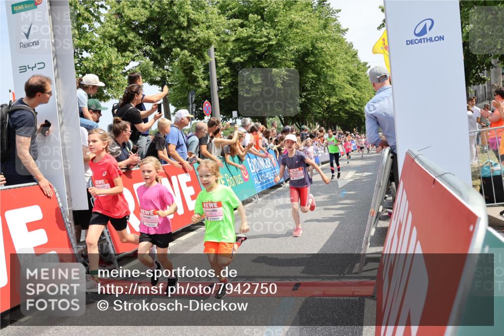 15.06.2025 - REWE Women's Run Strokosch-Dieckow http://msf.ph/oto/7942750 15.06.2025 11:35:11 Ziel 112, 115, 156, 161, 162, 170, 174, 201, 207, 214, 233, 263, 273, 285 meine-sportfotos.de