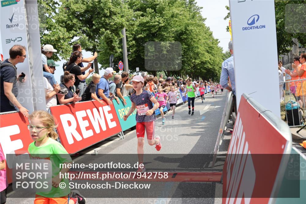 15.06.2025 - REWE Women's Run Strokosch-Dieckow http://msf.ph/oto/7942758 15.06.2025 11:35:12 Ziel 112, 115, 156, 161, 170, 174, 201, 207, 211, 214, 225, 263, 273, 285 meine-sportfotos.de