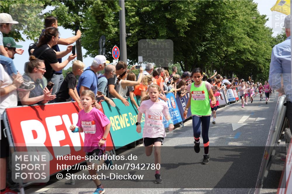 15.06.2025 - REWE Women's Run Strokosch-Dieckow http://msf.ph/oto/7942780 15.06.2025 11:35:13 Ziel 112, 115, 118, 156, 161, 170, 174, 201, 207, 211, 214, 225, 263, 273, 285, 313 meine-sportfotos.de