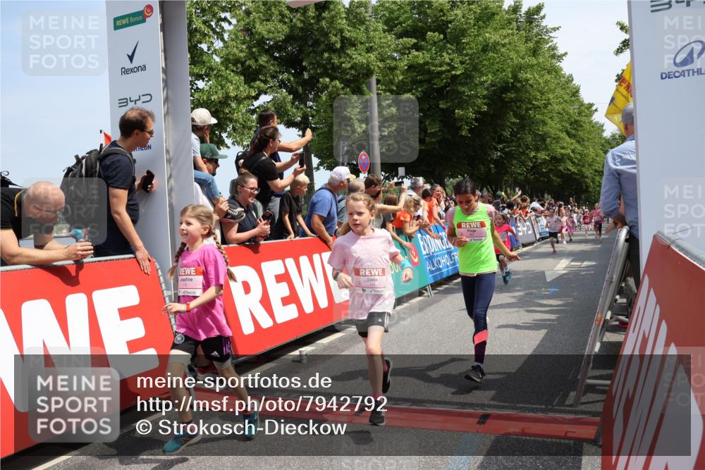 15.06.2025 - REWE Women's Run Strokosch-Dieckow http://msf.ph/oto/7942792 15.06.2025 11:35:14 Ziel 112, 115, 118, 156, 161, 170, 174, 201, 207, 211, 214, 225, 263, 273, 285, 313 meine-sportfotos.de