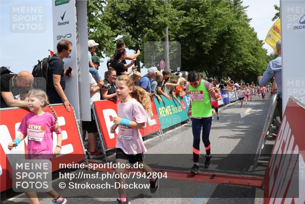 15.06.2025 - REWE Women's Run Strokosch-Dieckow http://msf.ph/oto/7942804 15.06.2025 11:35:14 Ziel 112, 115, 118, 156, 161, 170, 174, 201, 207, 211, 214, 225, 263, 273, 285, 313 meine-sportfotos.de