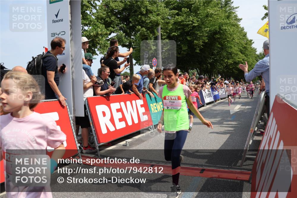 15.06.2025 - REWE Women's Run Strokosch-Dieckow http://msf.ph/oto/7942812 15.06.2025 11:35:14 Ziel 112, 115, 118, 156, 161, 170, 174, 201, 207, 211, 214, 225, 263, 273, 285, 313 meine-sportfotos.de