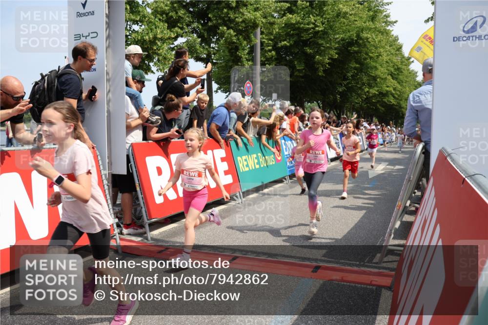 15.06.2025 - REWE Women's Run Strokosch-Dieckow http://msf.ph/oto/7942862 15.06.2025 11:35:18 Ziel 112, 115, 118, 128, 161, 170, 174, 201, 211, 214, 225, 261, 273, 285, 309, 313 meine-sportfotos.de