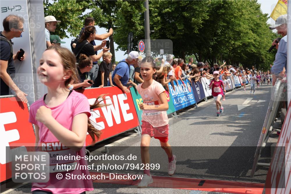 15.06.2025 - REWE Women's Run Strokosch-Dieckow http://msf.ph/oto/7942899 15.06.2025 11:35:19 Ziel 112, 115, 118, 128, 161, 170, 201, 211, 225, 261, 273, 309, 313 meine-sportfotos.de