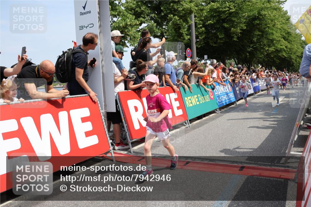 15.06.2025 - REWE Women's Run Strokosch-Dieckow http://msf.ph/oto/7942946 15.06.2025 11:35:21 Ziel 118, 128, 131, 139, 161, 170, 175, 201, 211, 220, 225, 261, 296, 309, 313 meine-sportfotos.de