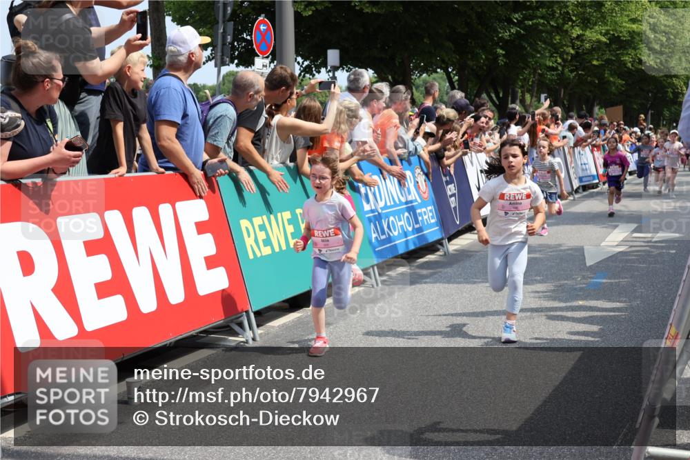 15.06.2025 - REWE Women's Run Strokosch-Dieckow http://msf.ph/oto/7942967 15.06.2025 11:35:22 Ziel 118, 128, 131, 139, 161, 170, 175, 211, 220, 225, 261, 268, 269, 286, 296, 309, 313 meine-sportfotos.de