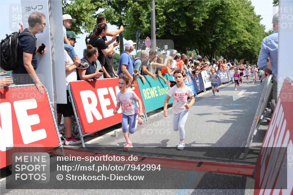 15.06.2025 - REWE Women's Run Strokosch-Dieckow http://msf.ph/oto/7942994 15.06.2025 11:35:23 Ziel 118, 120, 128, 131, 137, 139, 170, 175, 211, 220, 225, 261, 268, 269, 286, 296, 309, 313 meine-sportfotos.de