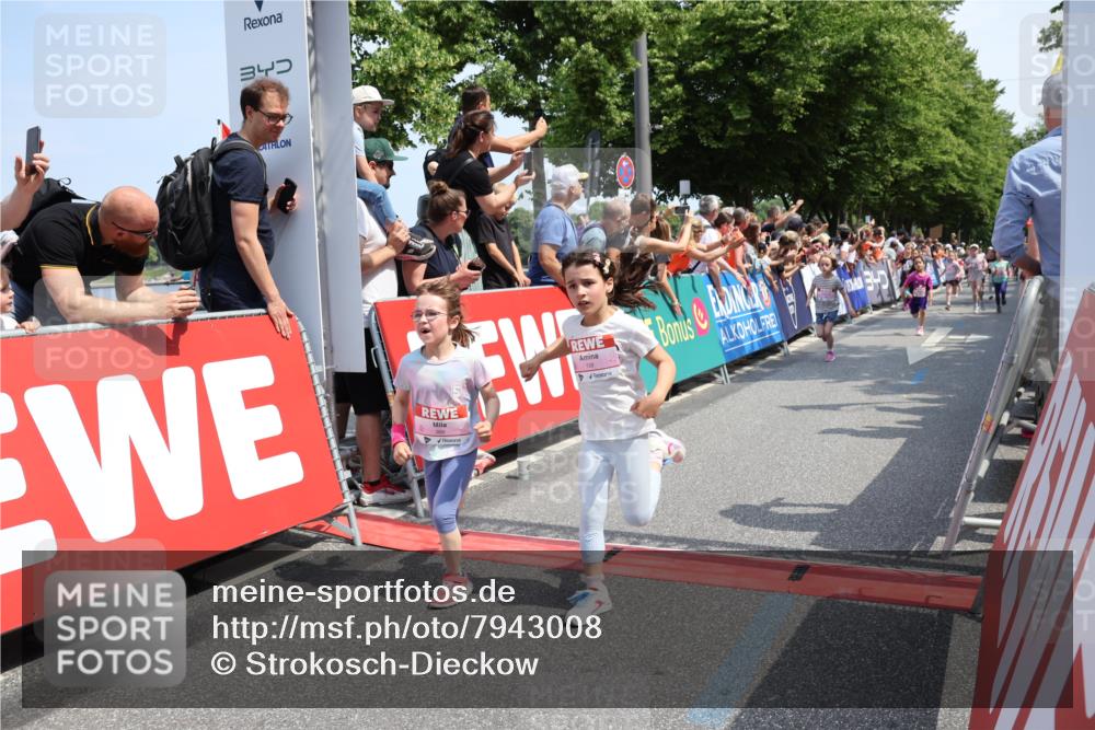15.06.2025 - REWE Women's Run Strokosch-Dieckow http://msf.ph/oto/7943008 15.06.2025 11:35:23 Ziel 118, 120, 128, 131, 137, 139, 170, 175, 211, 220, 225, 261, 268, 269, 286, 296, 309, 313 meine-sportfotos.de