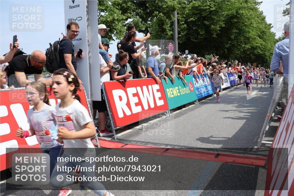 15.06.2025 - REWE Women's Run Strokosch-Dieckow http://msf.ph/oto/7943021 15.06.2025 11:35:24 Ziel 118, 120, 128, 131, 137, 139, 170, 175, 211, 220, 225, 261, 268, 269, 286, 296, 309, 313 meine-sportfotos.de