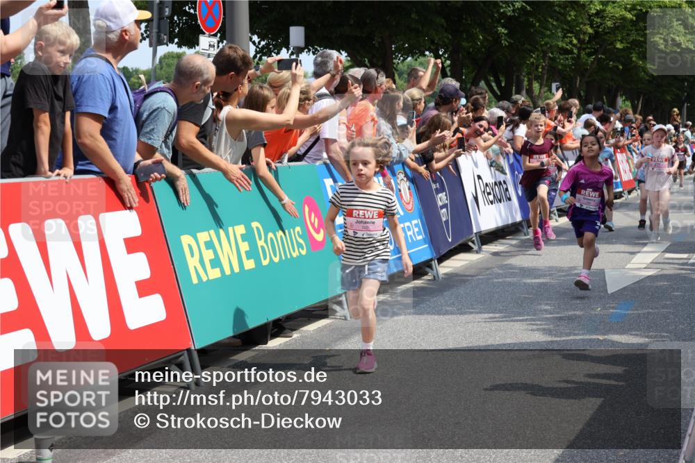15.06.2025 - REWE Women's Run Strokosch-Dieckow http://msf.ph/oto/7943033 15.06.2025 11:35:25 Ziel 111, 118, 120, 128, 131, 137, 139, 175, 211, 220, 225, 261, 268, 269, 284, 286, 296, 309, 313 meine-sportfotos.de