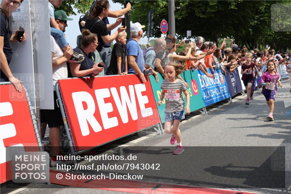 15.06.2025 - REWE Women's Run Strokosch-Dieckow http://msf.ph/oto/7943042 15.06.2025 11:35:25 Ziel 111, 118, 120, 128, 131, 137, 139, 175, 211, 220, 225, 261, 268, 269, 284, 286, 296, 309, 313 meine-sportfotos.de
