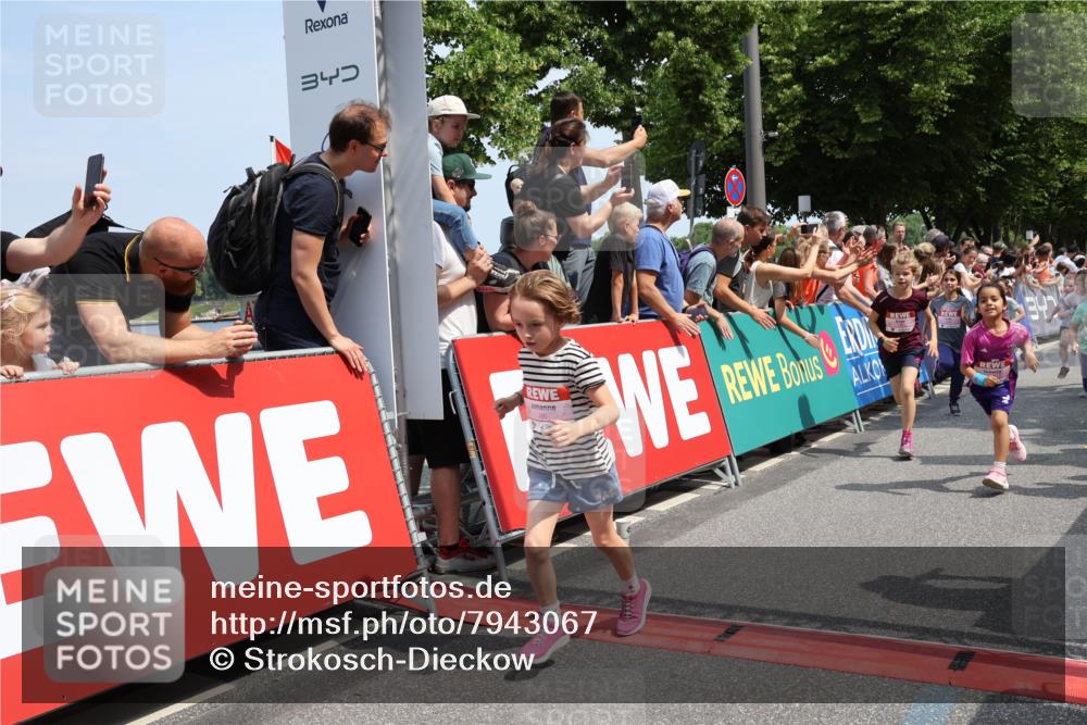 15.06.2025 - REWE Women's Run Strokosch-Dieckow http://msf.ph/oto/7943067 15.06.2025 11:35:26 Ziel 111, 118, 120, 128, 131, 137, 139, 175, 220, 229, 261, 268, 269, 284, 286, 295, 296, 302, 309, 313 meine-sportfotos.de